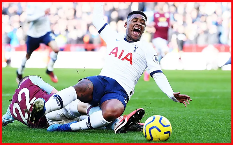 Tình huống va chạm nảy lửa trong một trận đấu derbyAlt: Kèo thẻ phạt chấp và kinh nghiệm soi kèo thẻ phạt từ lối chơi 2 đội